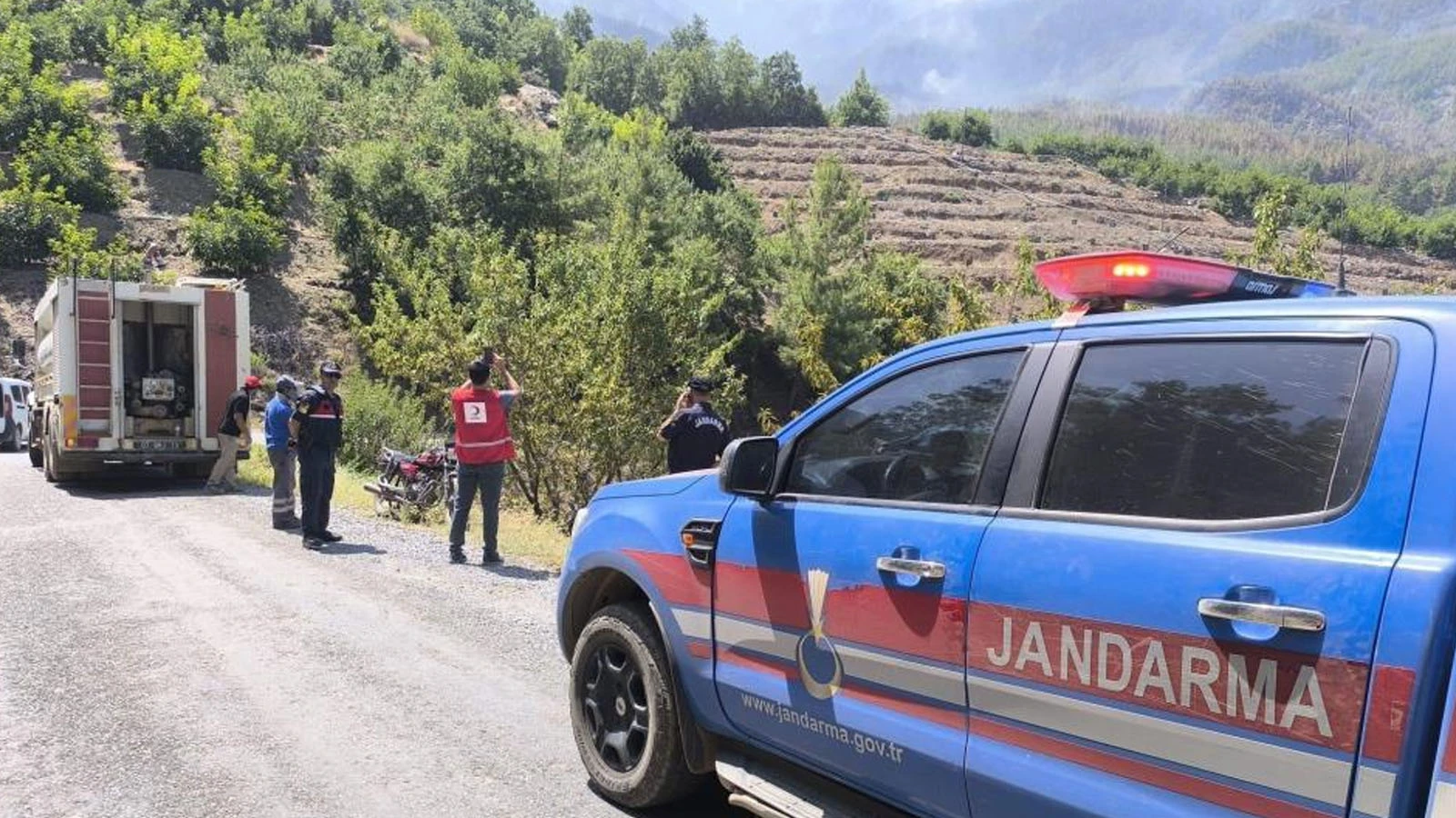 Antalya Gazipaşa'da yangınla mücadele eden vatandaş, su tankerinin altında kaldı