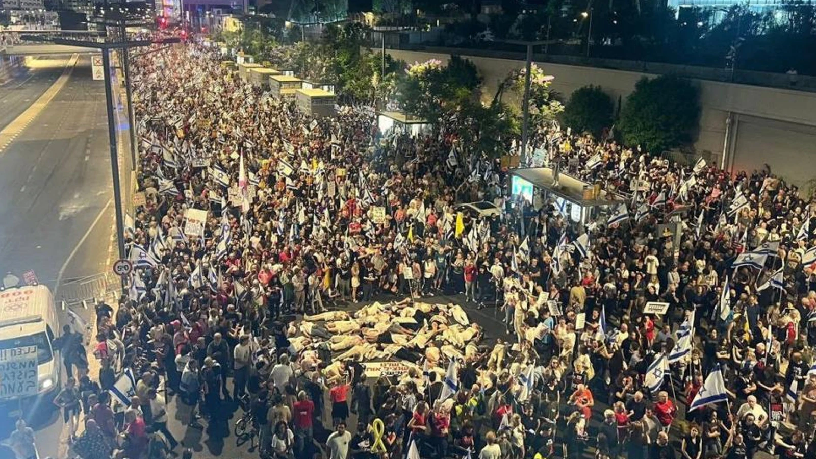 On binlerce İsrailli, Netanyahu hükümetinin Gazze politikalarını protesto etti