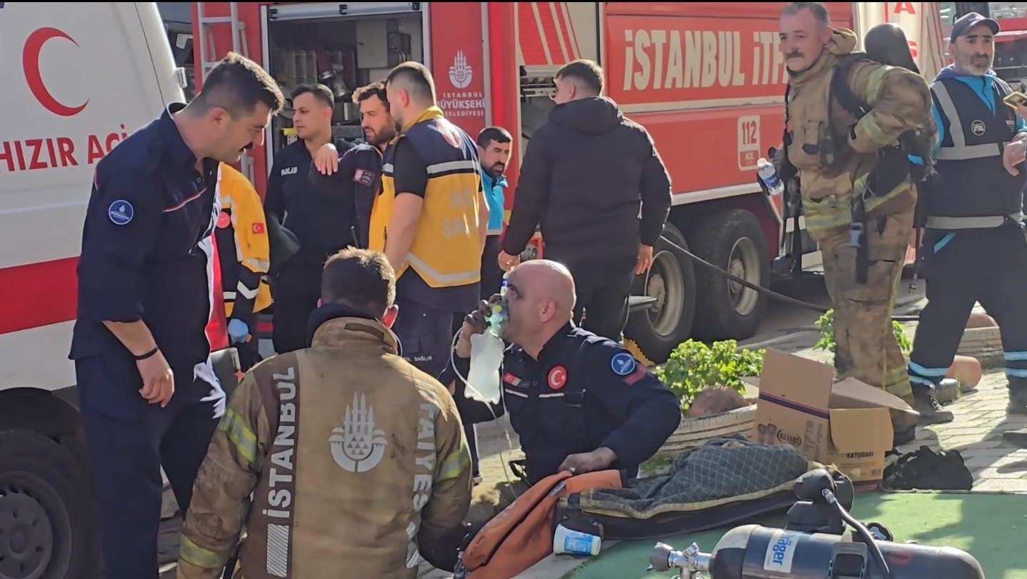 Sancaktepe'de asansörde yangın: Anne ve çocuğu mahsur kaldı