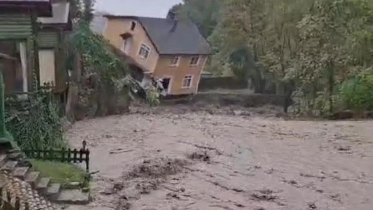 Sakarya'da Sağanak: Dere Kenarındaki Villa Yıkıldı (Video)