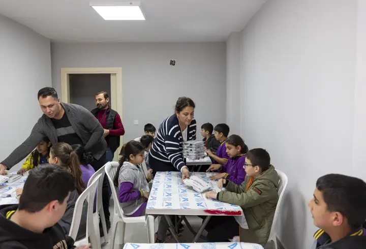 Mersin’de LGS’ye hazırlanan öğrencilere yemek ikramı