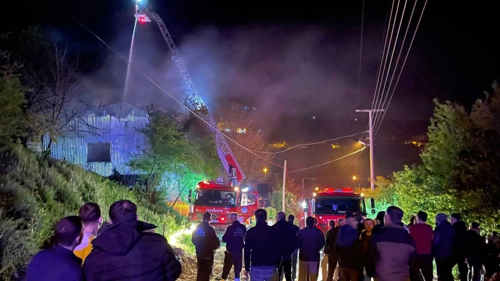 Sakarya'da korkutan yangın! Yaşlı kadın son anda kurtarıldı