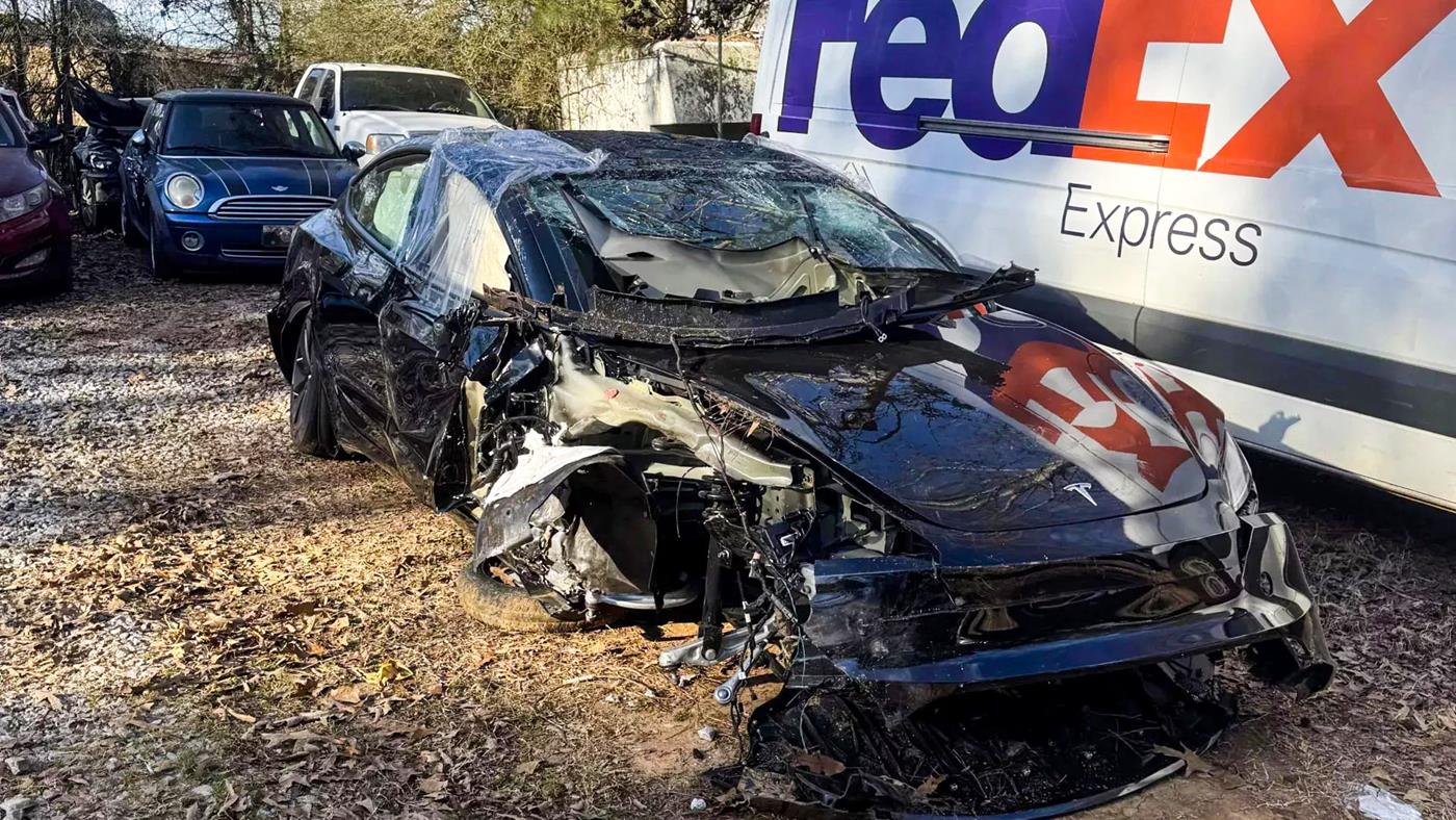 Tesla'nın otopilot sisteminden "güven sarsacak" kaza: İşte görüntüler