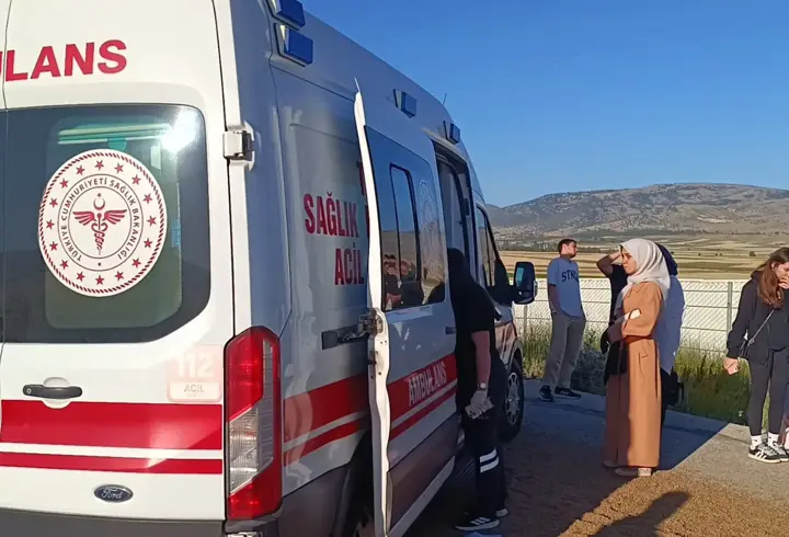 Afyonkarahisar'da can pazarı: Yolcu otobüsü TIR'a çarptı