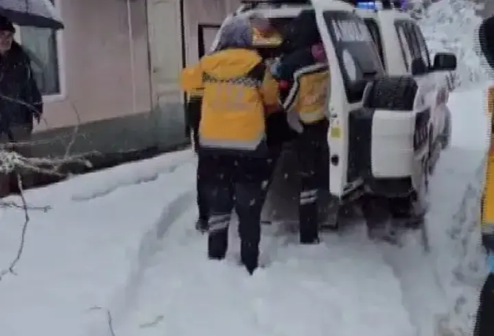 Ekipler, yolu kardan kapanan köydeki hastayı hastaneye ulaştırdı