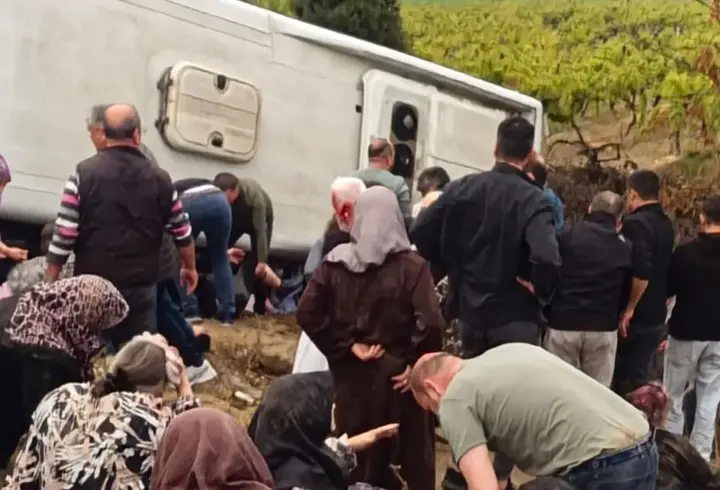 Denizli'de feci kaza! Tur midibüsü devrildi: 1 ölü, 32 yaralı