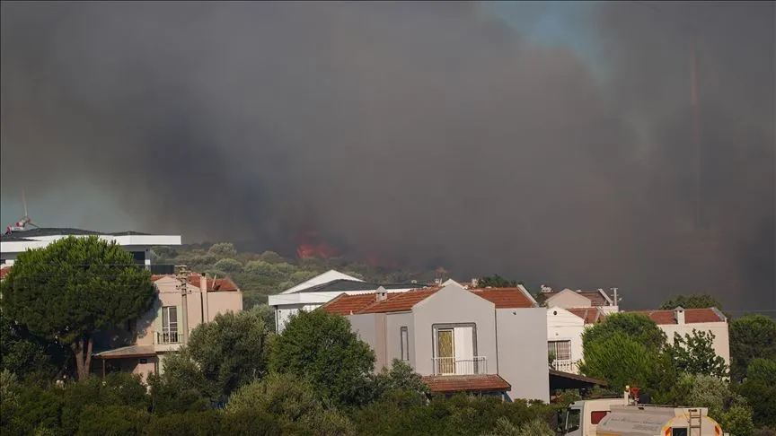 İzmir'in Çeşme ilçesinde çıkan orman yangınına müdahale sürüyor