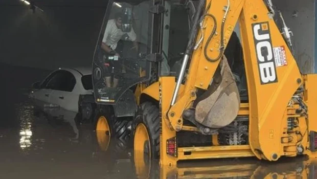 Adana'da Sokaklar Göle Döndü! Otomobil Suya Gömüldü