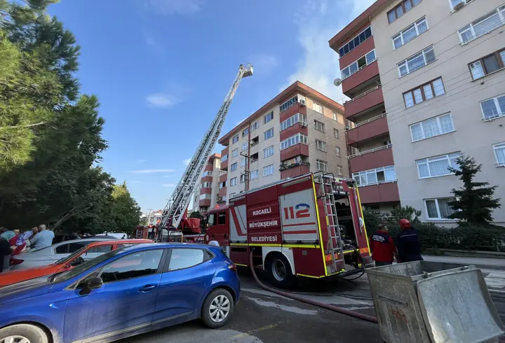 Kocaeli'de apartmanın çatısında çıkan yangın söndürüldü