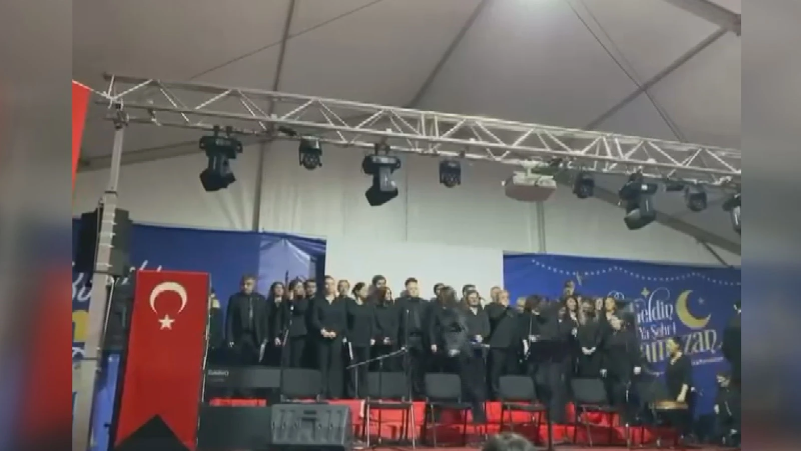 Gaziosmanpaşa Belediyesi'nin Ramazan etkinliğinde sahne çöktü: Yaralılar var! O anlar kamerada...