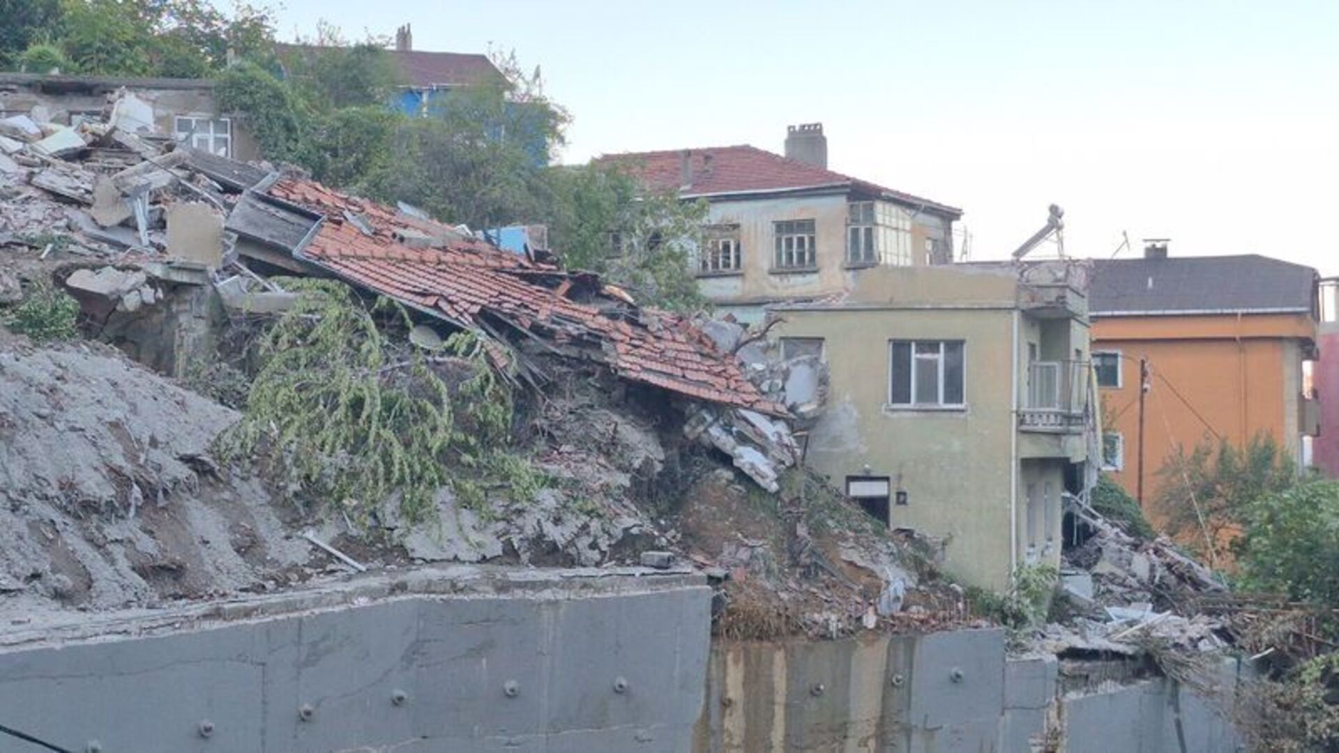 Son Dakika! Zonguldak'ta Çöken Binanın Çevresindeki 7 Bina Tedbiren Boşaltıldı - Yeni Haberler - Habertürk