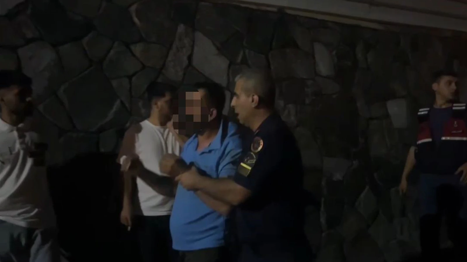 Yangın yerinde ortalık karıştı: Tekme tokat dövüldü, jandarma kurtardı