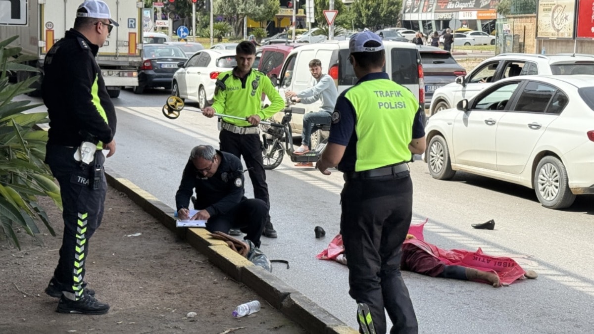 Mendil satarken TIR'ın altında kalan kadın hayatını kaybetti