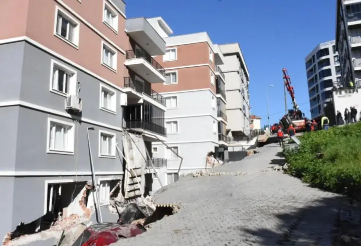 İzmir'de istinat duvarı çöktü: 2 bina ve 6 araç hasar gördü