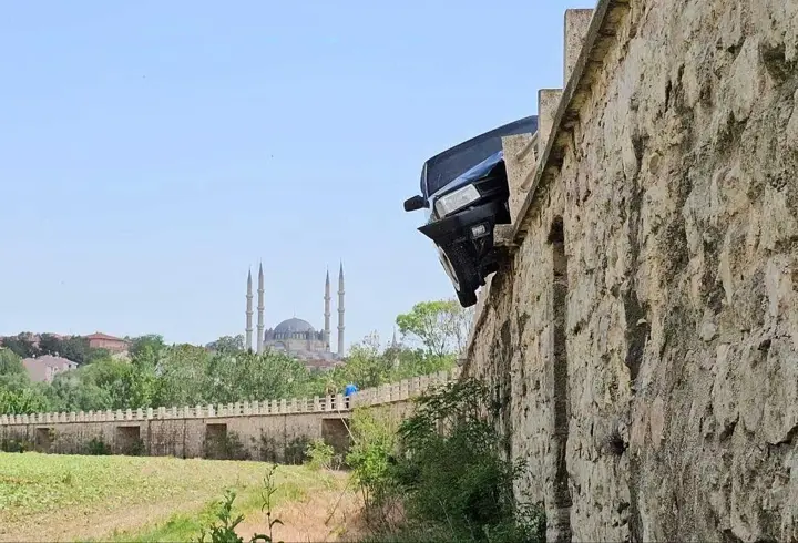 Tarihi köprünün bariyerine çarpan otomobil asılı kaldı