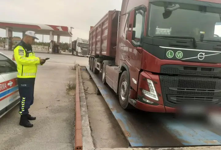 Edirne'de taşıma sınırını aşan kamyon sürücüsüne 25 bin lira ceza