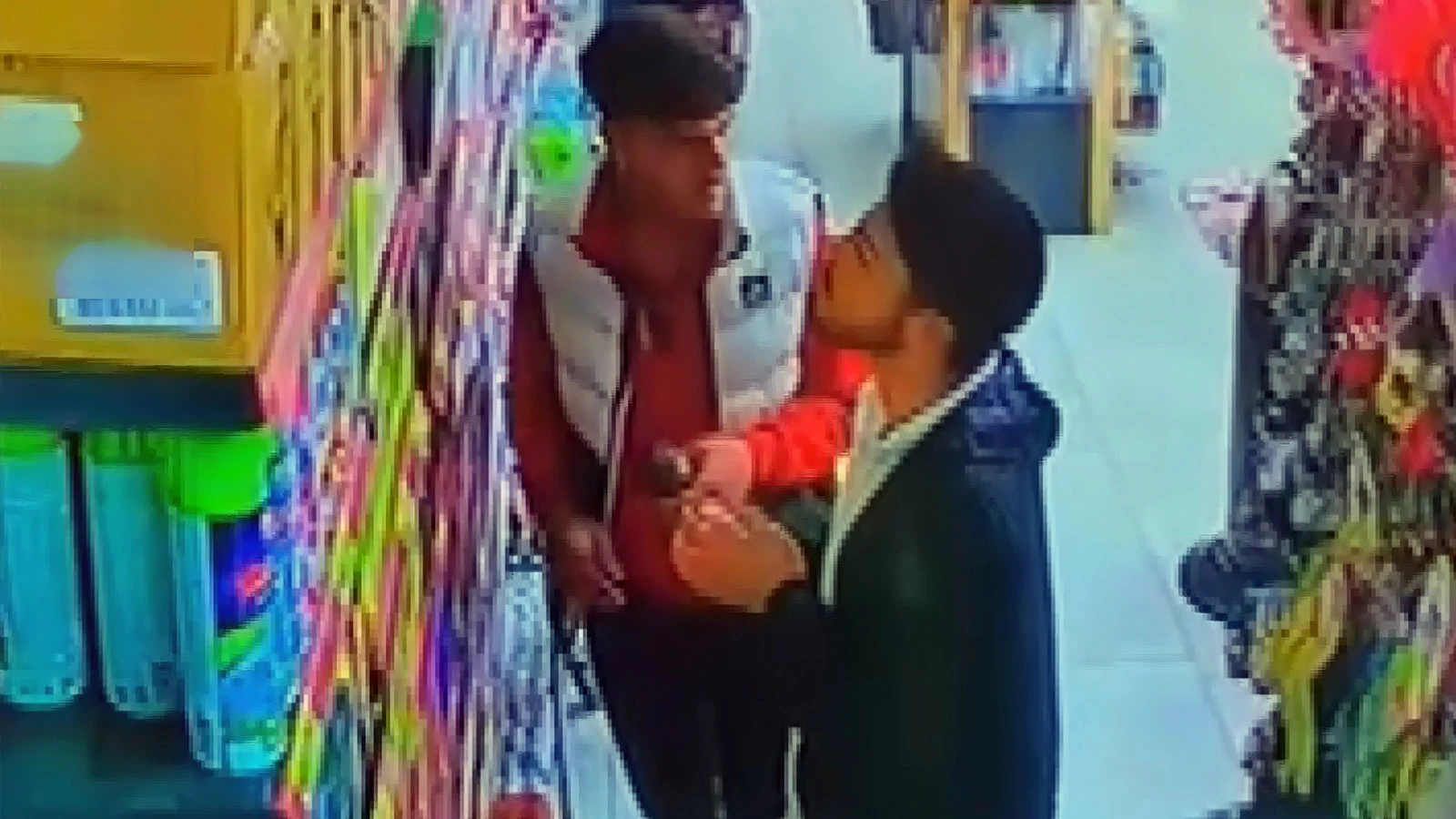 Deodorant çalan gençlerden ilginç savunma: Buluşmaya gidiyorduk