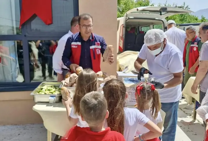 Yayladağı’nda öğrencilere balık ekmek ikram edildi 
