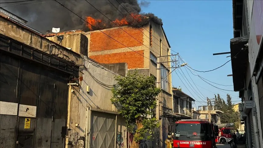 İzmir'de metruk binanın bahçesinde başlayan yangın ev ve iş yerlerine sıçradı