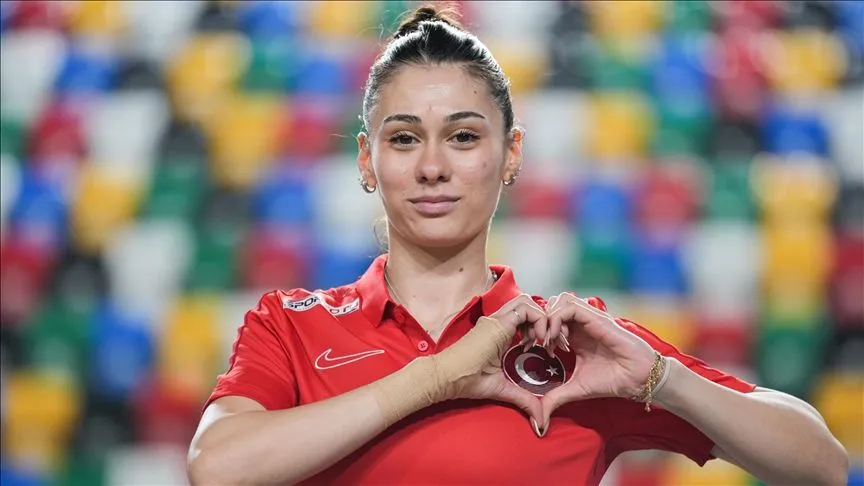 Milli atlet Aysel Önder, dünya rekoru kırarak Avrupa şampiyonu oldu