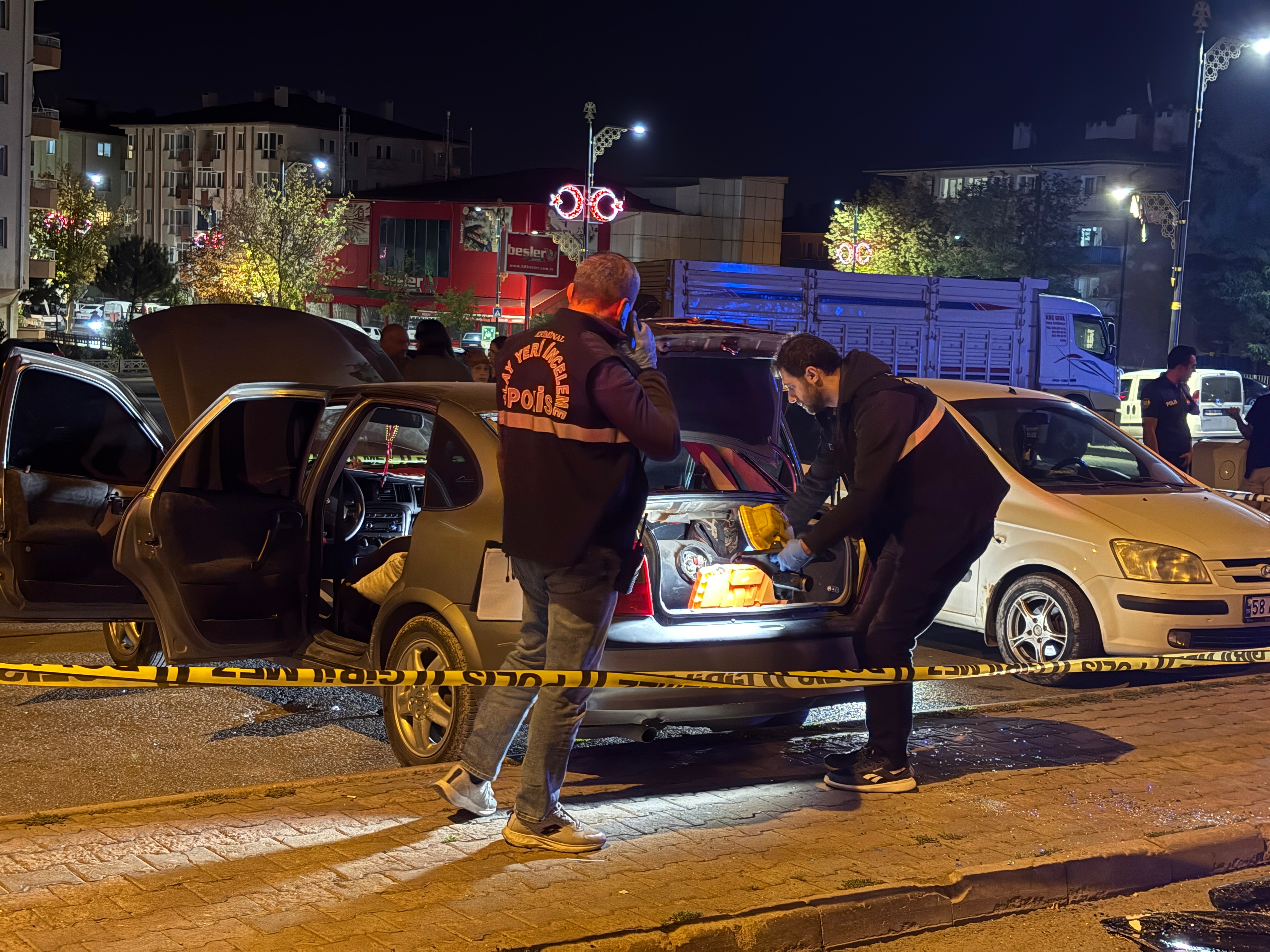 3 çocuğun bulunduğu otomobilde çakmak gazı patladı; 3 yaralı