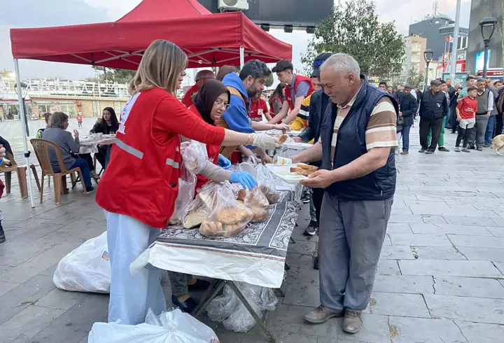 Manisa'da Türk Kızılayı'ndan 11 bin kişiye iftar yemeği