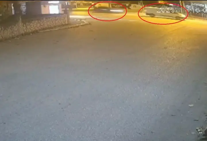 Otomobilin minibüse çarptığı kaza kamerada; 3 yaralı