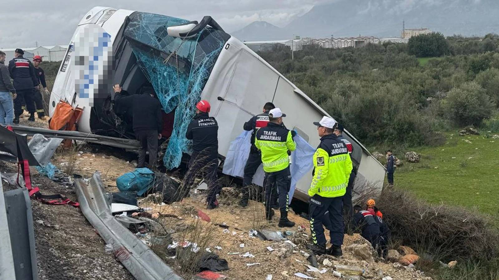 Antalya'da yolcu otobüsü devrildi! 9 kişi hayatını kaybetti