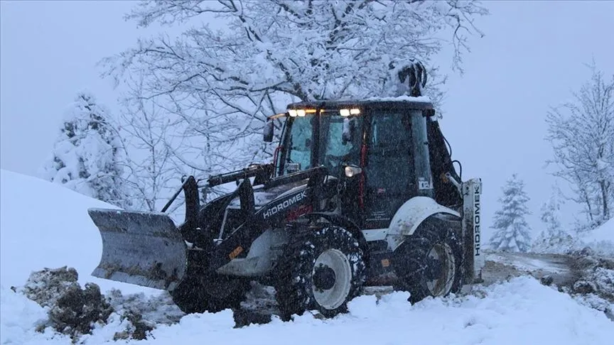 Kastamonu'da köy yolları karla mücadele ekiplerinin çalışmasıyla açılıyor