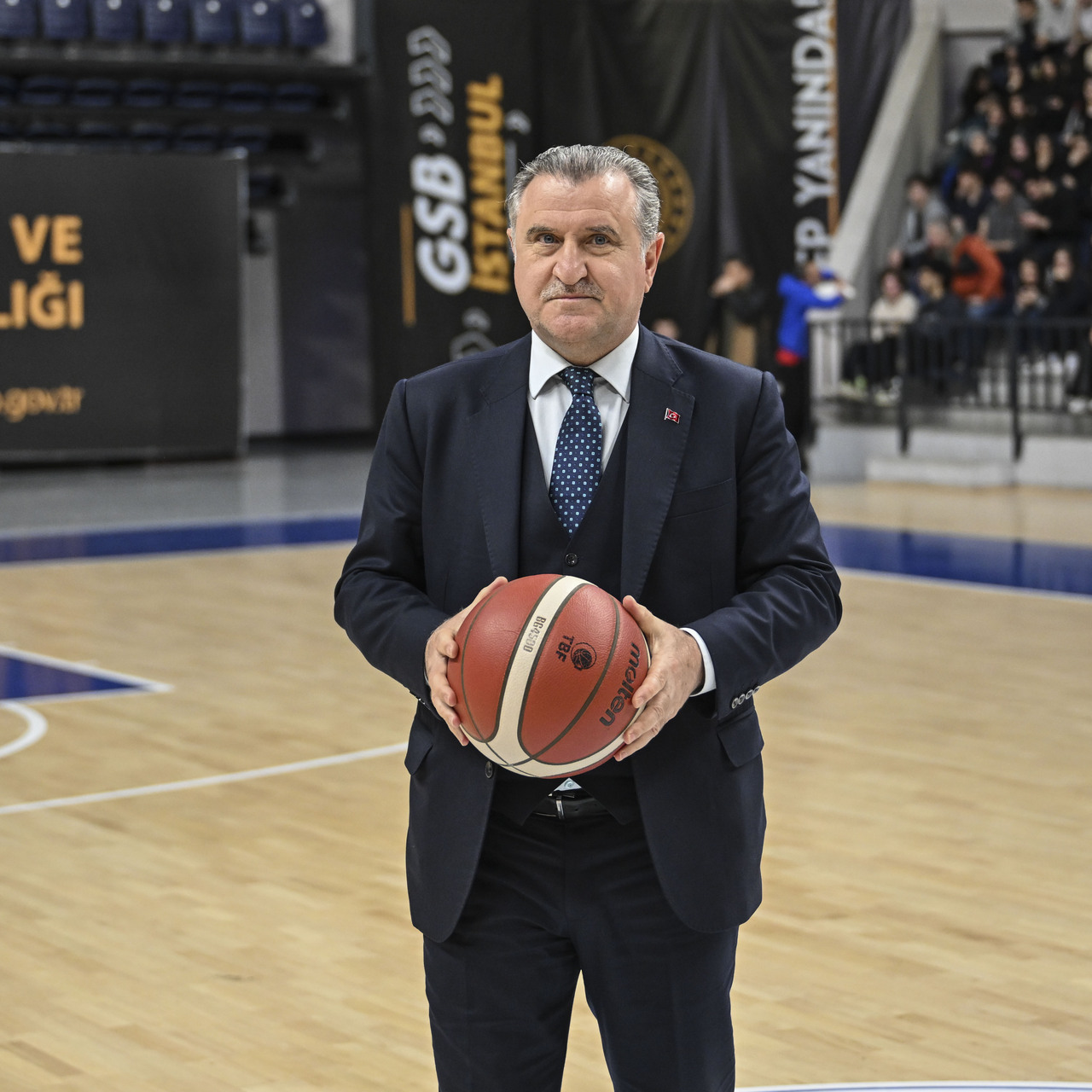 Bakan Bak, Okul Sporları finallerinde gösteri maçına çıkıyor