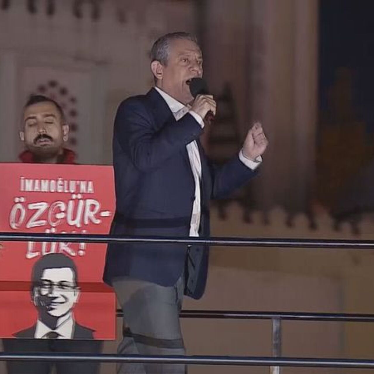 "Türkiye'de büyük demokrasi krizi yaşanıyor"