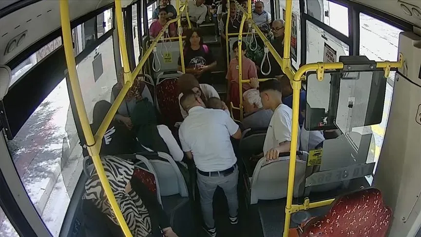 Karaman'da otobüste boğazına şeker kaçan çocuk Heimlich manevrasıyla kurtarıldı