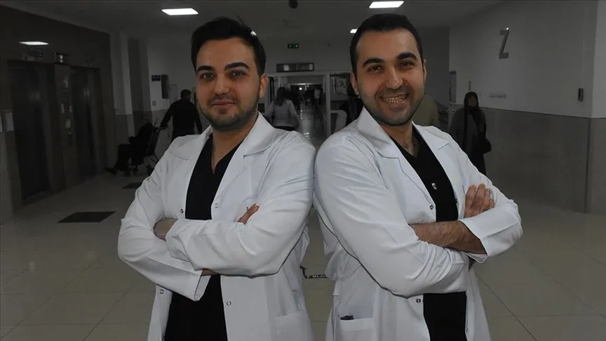 Genç doktor kardeşler aynı hastanede hastaların hizmetinde