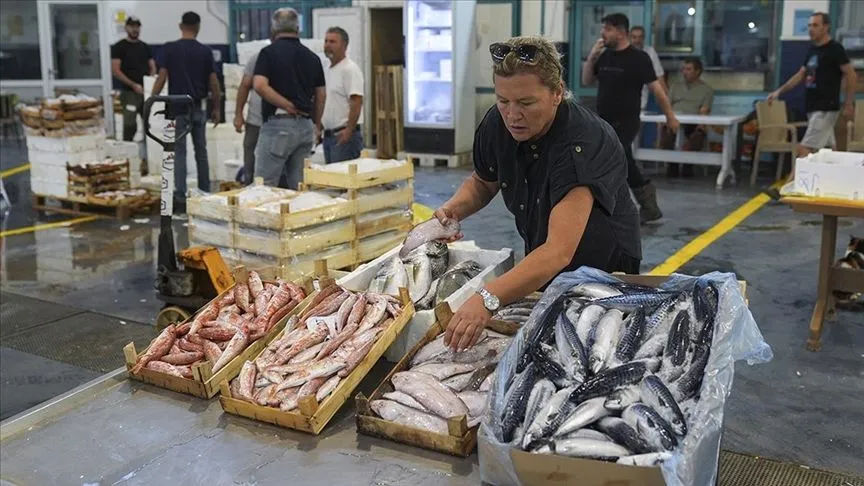 Babasının mesleğini devraldı su ürünleri halinin kadın tüccarı oldu