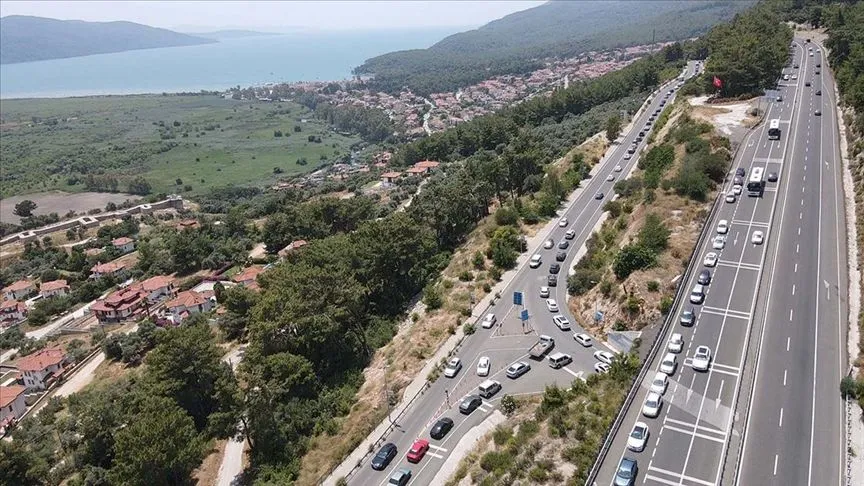 "Sakin Kent" Akyaka'da kara yolu ve plajlarda yoğunluk yaşandı