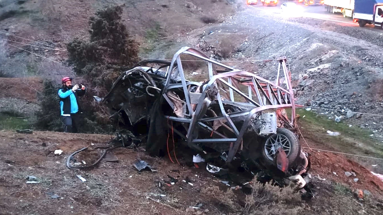 Bingöl'de otomobil elektrik direğine çarptı: Ölü ve yaralı var