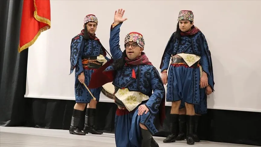 Engelli ve özel bireylerden oluşan zeybek ekibi, sahneleri renklendiriyor