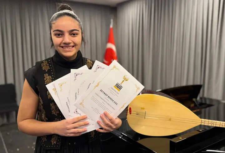 Liseli Zeynep'e, 3 uluslararası müzik yarışmasında 9 ödül