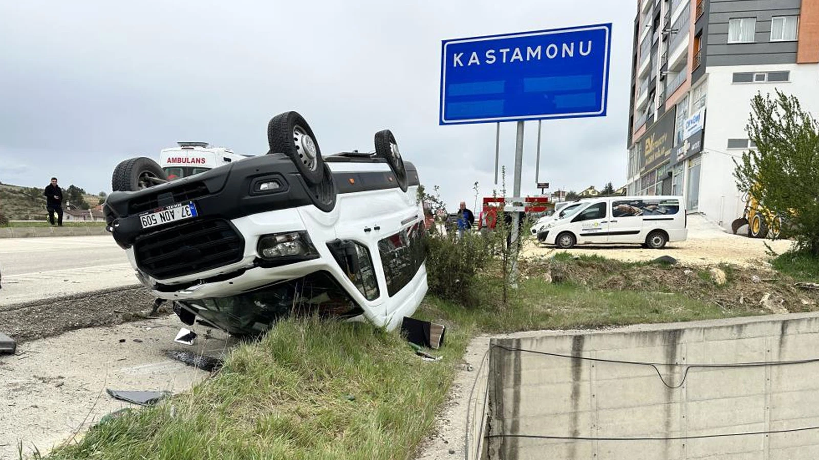 Tırla çarpışan minibüs takla attı: Çok sayıda yaralı var