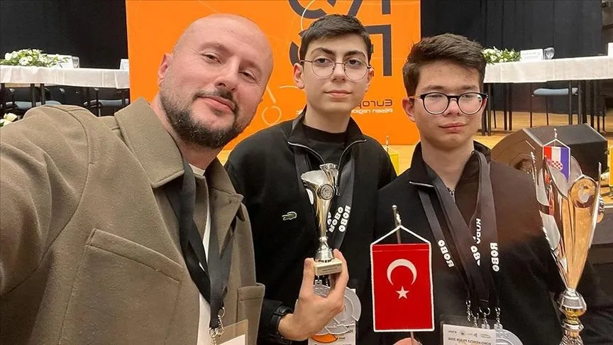 Bursalı lise öğrencileri robotik yarışmasında dünya ikincisi oldu