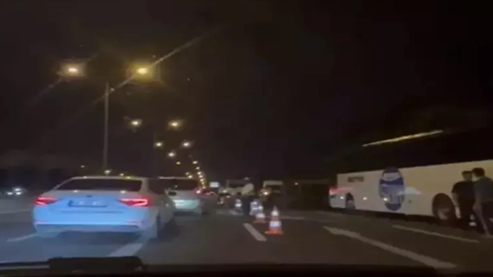 Yolcu otobüsü ile kamyonet çarpıştı! Yaralılar var
