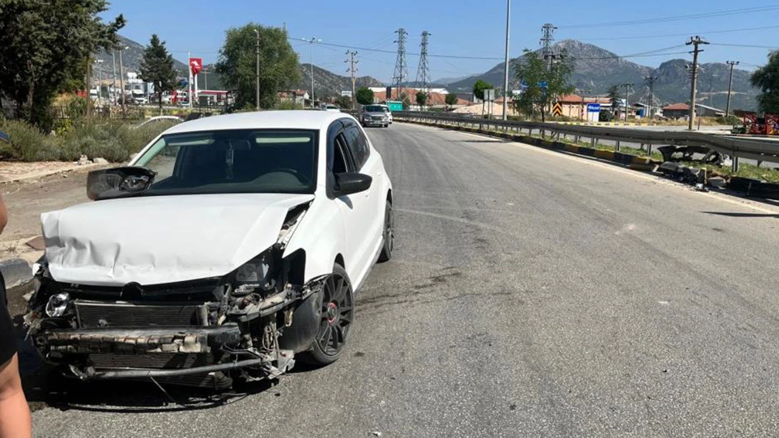 Virajı alamayan otomobil bariyerlere çarptı: 3 yaralı