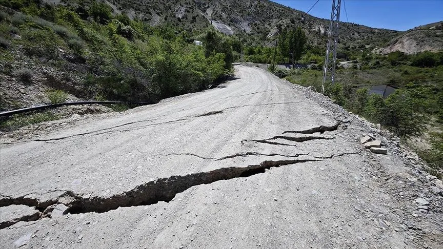 Erzurum'un Uzundere ilçesinde toprak kayması meydana geldi