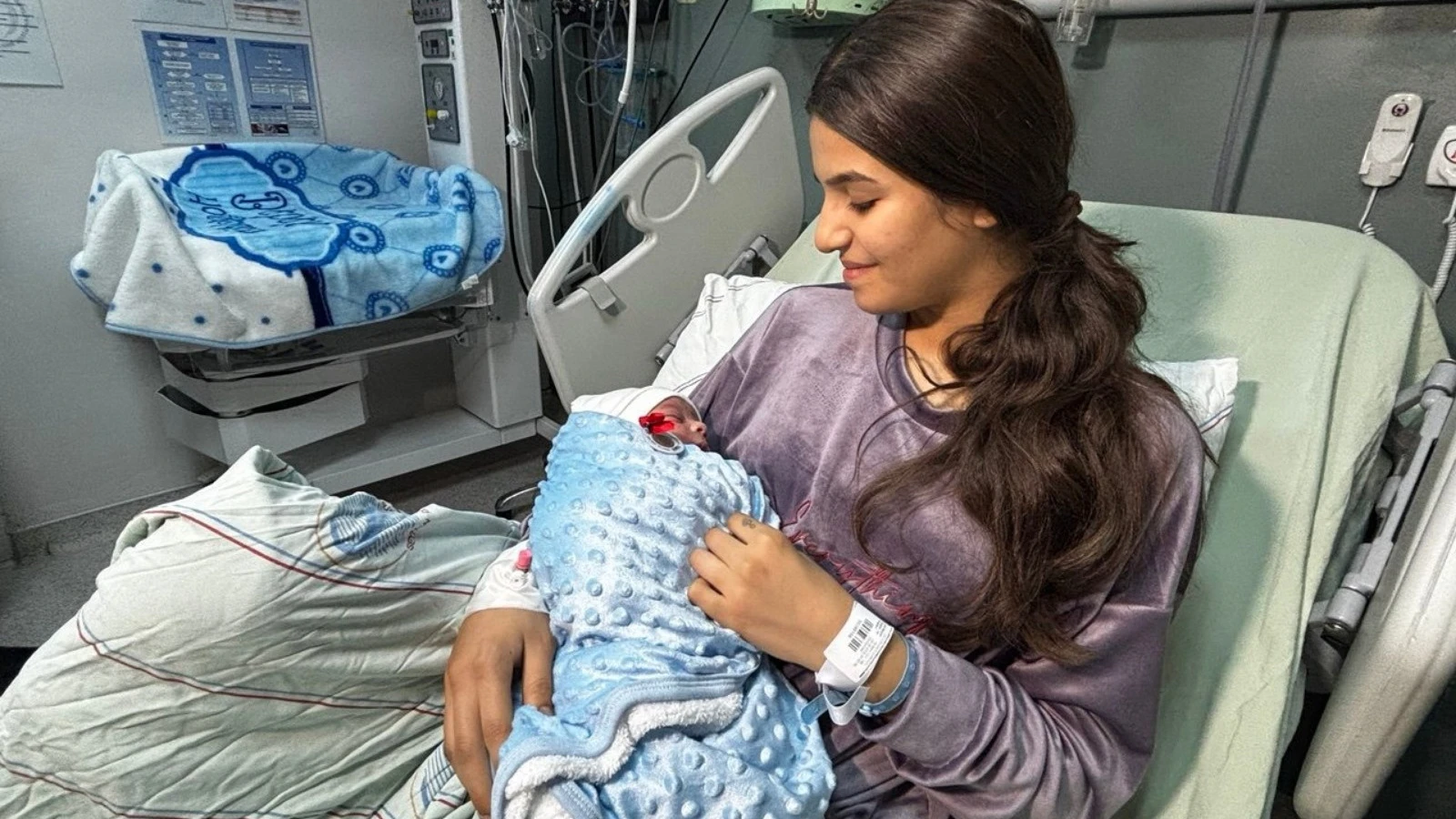 Adana'da yeni yılın ilk bebeği Atlas oldu
