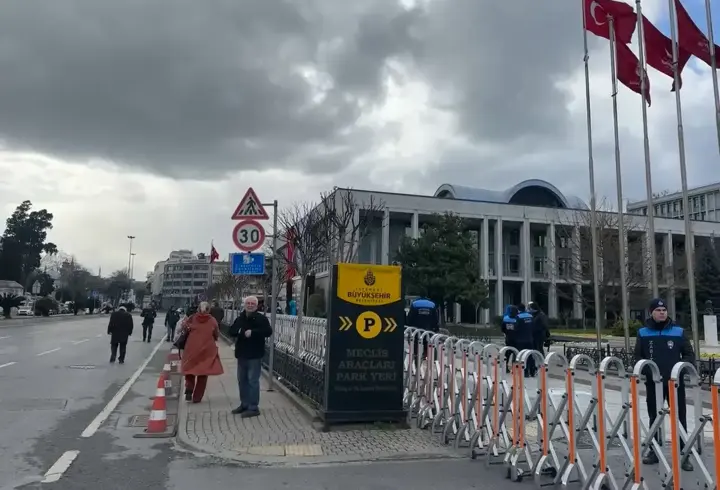 İstanbul Büyükşehir Belediye binası önünde güvenlik önlemi alındı