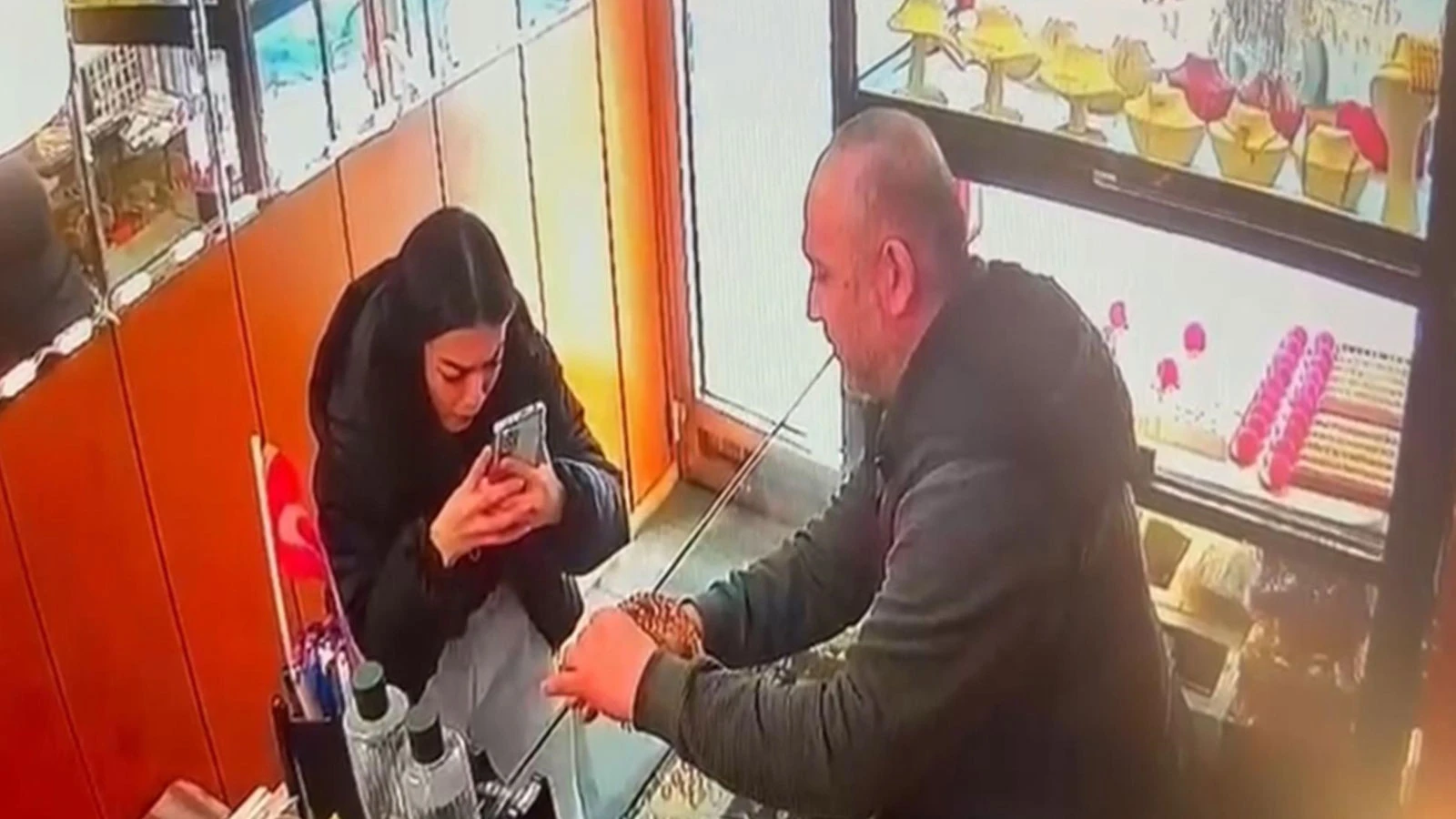 Kuyumcudan altın taç çaldı, "Sevgilim bana alamayınca çaldım" dedi