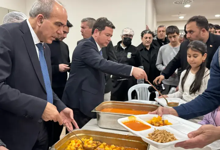 Osmangazi Belediye Başkanı Aydın, vatandaşlara iftar yemeği dağıttı
