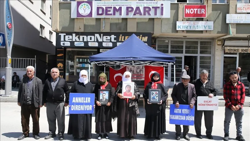 Muşlu aileler DEM Parti önündeki "evlat nöbeti"ni sürdürdü
