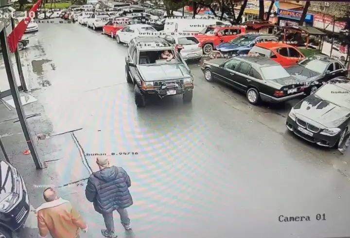 İstanbul - Maslak’ta eski ortağının iş yerini silahla bastı; tehdit edip soyundu