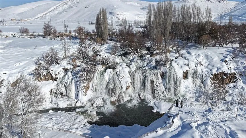 Muradiye Şelalesi soğuk havanın etkisiyle kısmen dondu